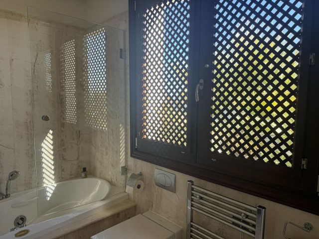 Appartement avec 3 Chambres  à Estepona