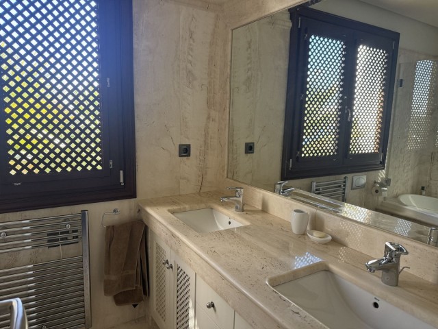 Appartement avec 3 Chambres  à Estepona