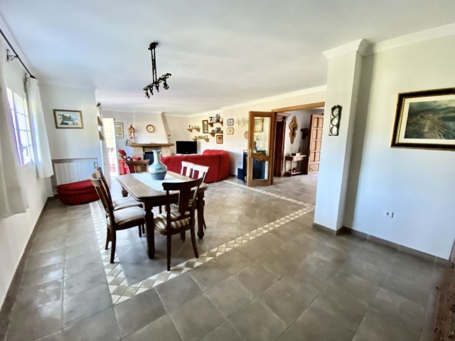 4 Bedrooms Villa in Benahavís