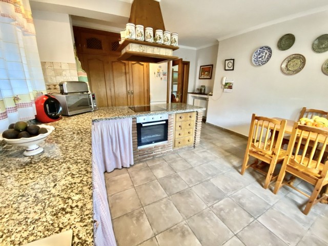 4 Bedrooms Villa in Benahavís