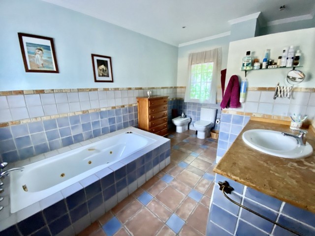 4 Bedrooms Villa in Benahavís