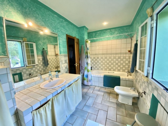 4 Bedrooms Villa in Benahavís