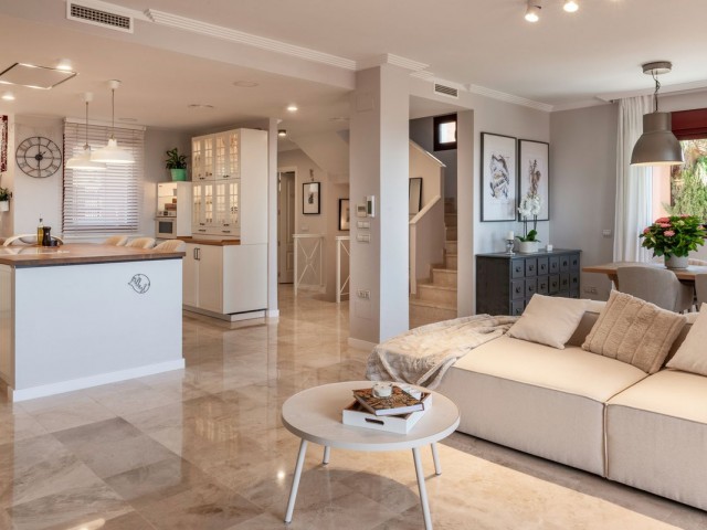 Adosado con 4 Dormitorios  en El Paraiso