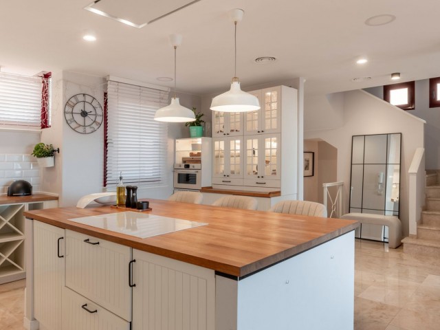 Adosado con 4 Dormitorios  en El Paraiso