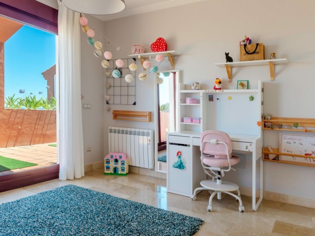 Adosado con 4 Dormitorios  en El Paraiso