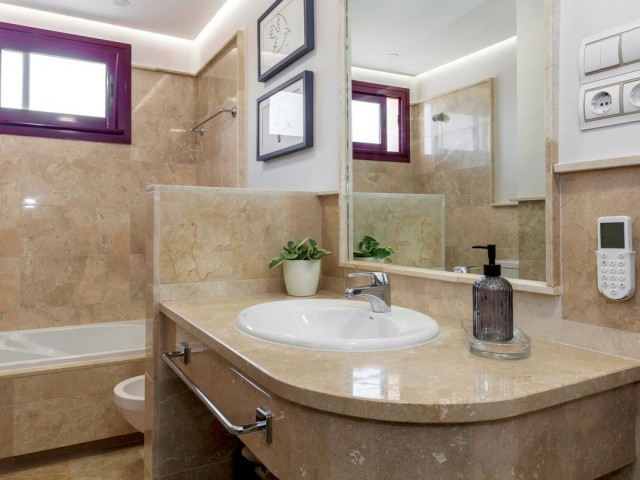 Adosado con 4 Dormitorios  en El Paraiso