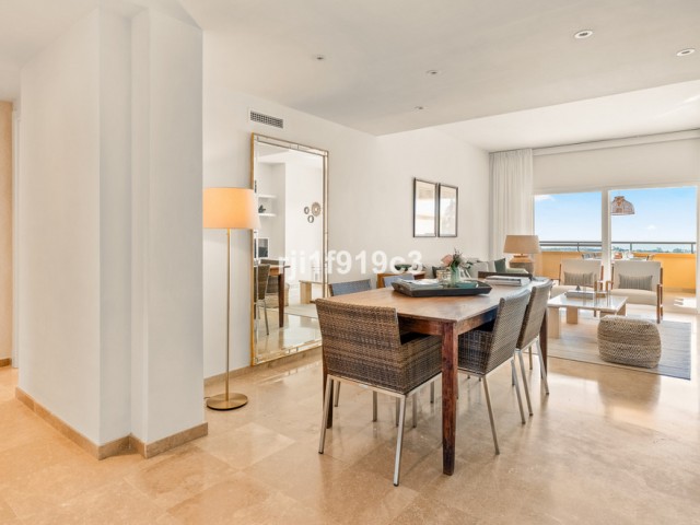 Apartamento con 2 Dormitorios  en Elviria