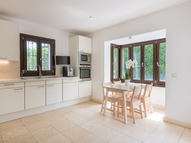 6 Makuuhuoneen Huvila Guadalmina Baja