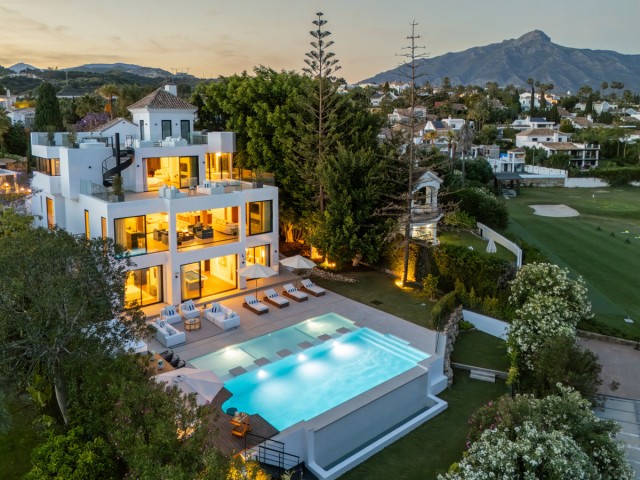 Villa avec 6 Chambres  à Nueva Andalucía