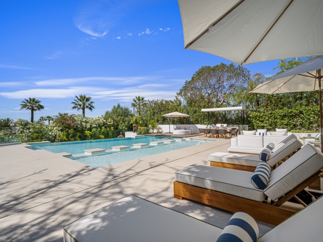 Villa avec 6 Chambres  à Nueva Andalucía