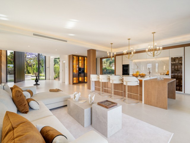 Villa avec 6 Chambres  à Nueva Andalucía