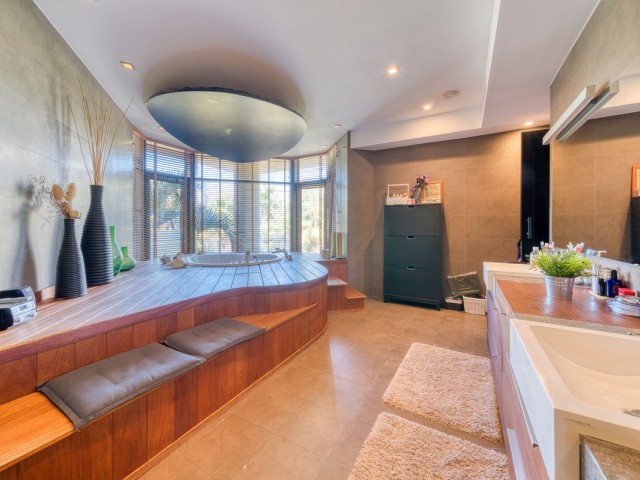 6 Bedrooms Apartment in Puerto Banús