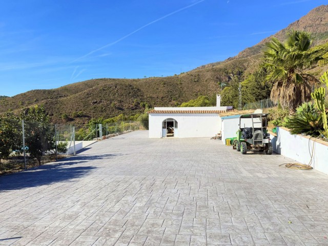 4 Bedrooms Villa in Estepona