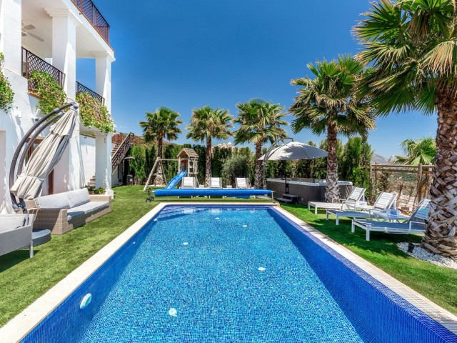 5 Bedrooms Villa in Benahavís