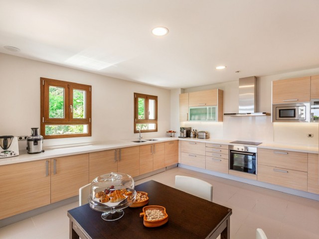 5 Bedrooms Villa in Benahavís