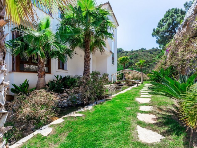 5 Bedrooms Villa in Benahavís