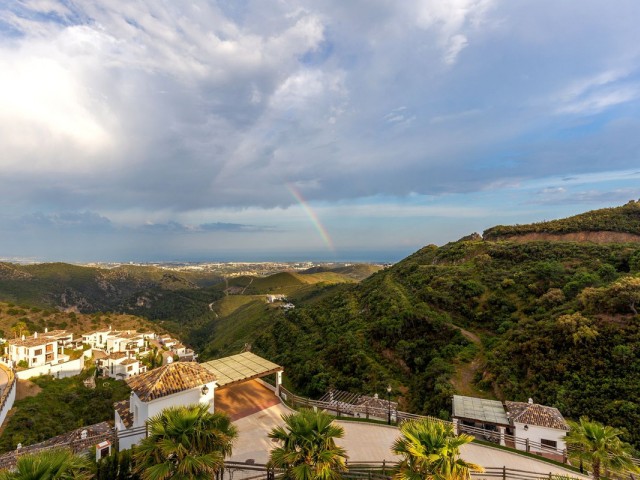 5 Bedrooms Villa in Benahavís