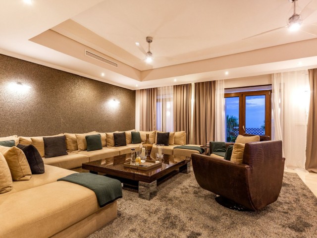 5 Bedrooms Villa in Benahavís