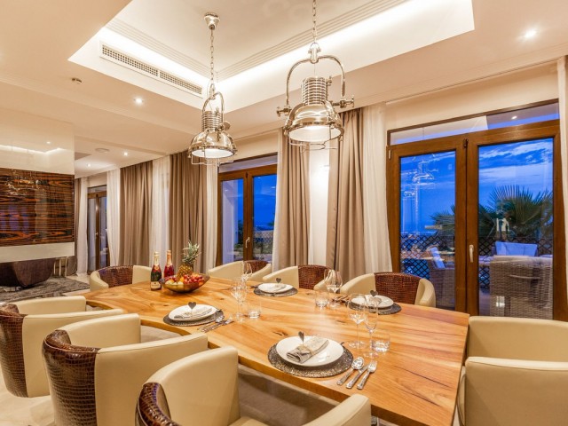 5 Bedrooms Villa in Benahavís