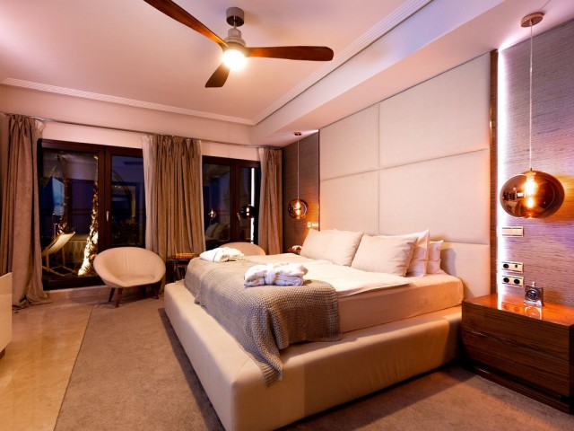 5 Bedrooms Villa in Benahavís