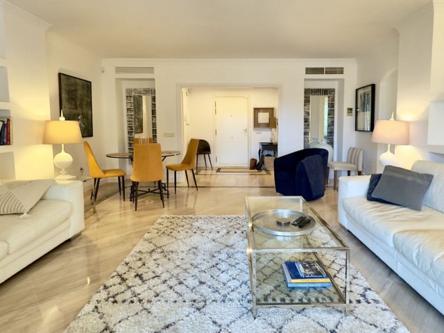 2 Bedrooms Apartment in Elviria