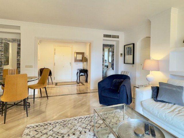 2 Bedrooms Apartment in Elviria