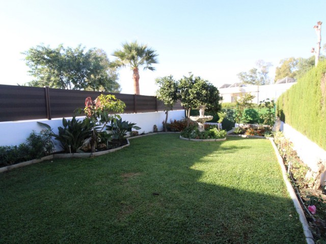 Maison mitoyenne avec 5 Chambres  à Estepona