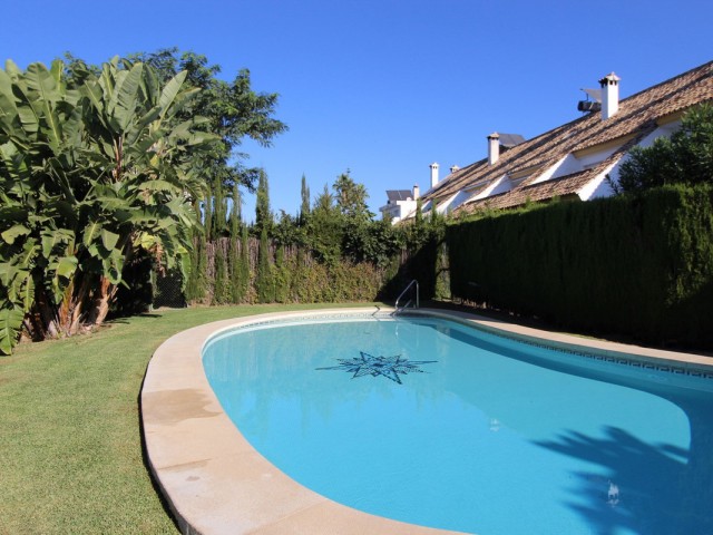 Maison mitoyenne avec 5 Chambres  à Estepona