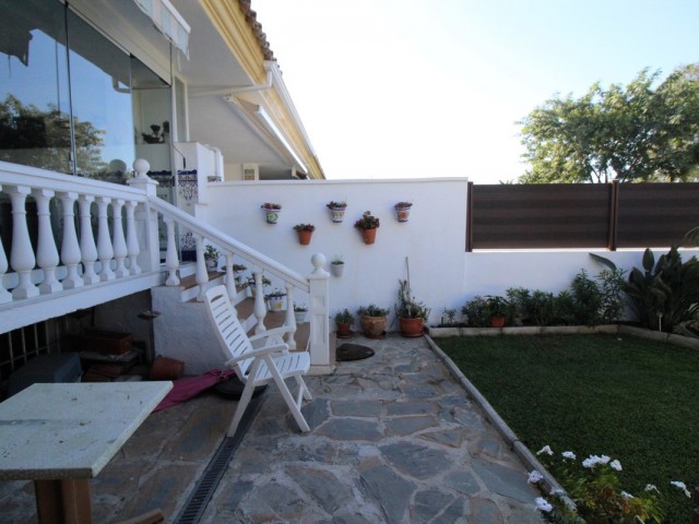 Maison mitoyenne avec 5 Chambres  à Estepona