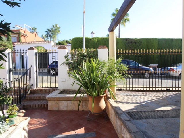Maison mitoyenne avec 5 Chambres  à Estepona