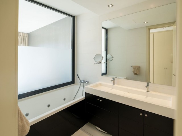 3 Bedrooms Apartment in Benahavís