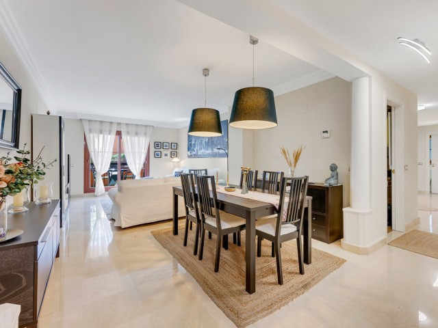 Apartamento con 3 Dormitorios  en Benahavís