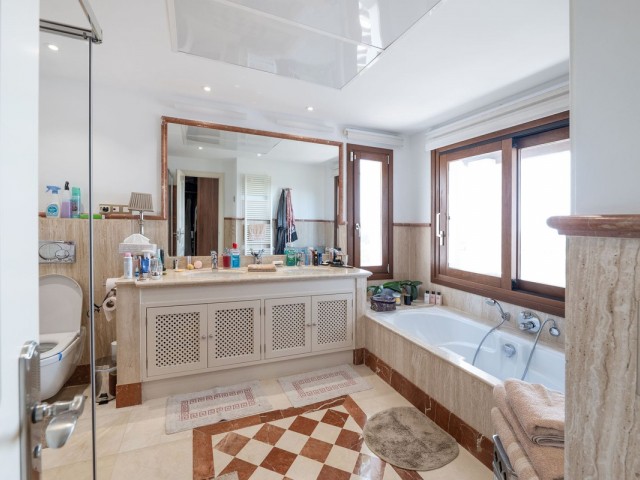 4 Bedrooms Townhouse in Benahavís