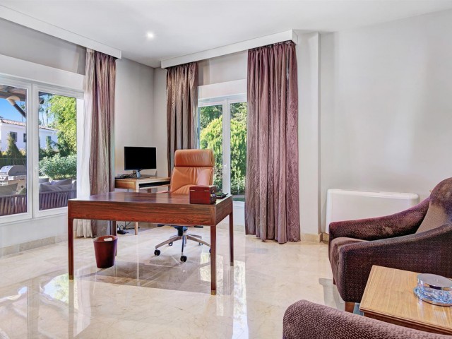 6 Bedrooms Villa in Guadalmina Baja