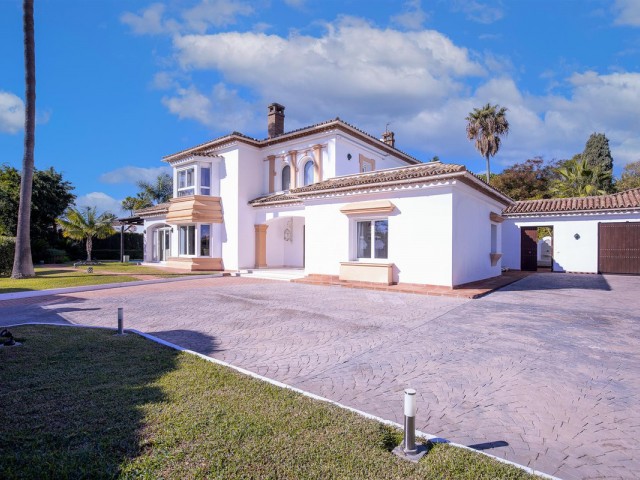 6 Bedrooms Villa in Guadalmina Baja
