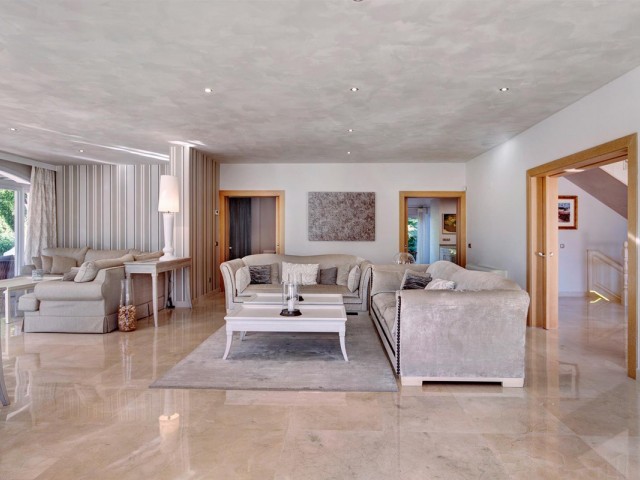 6 Bedrooms Villa in Guadalmina Baja