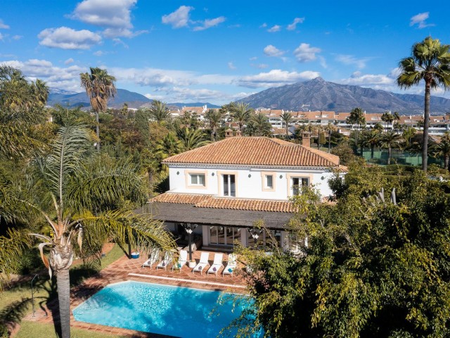 6 Bedrooms Villa in Guadalmina Baja