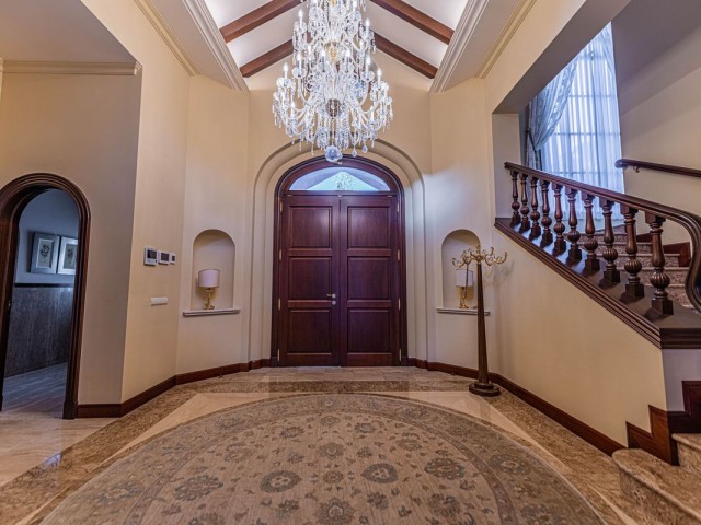 8 Bedrooms Villa in Guadalmina Baja