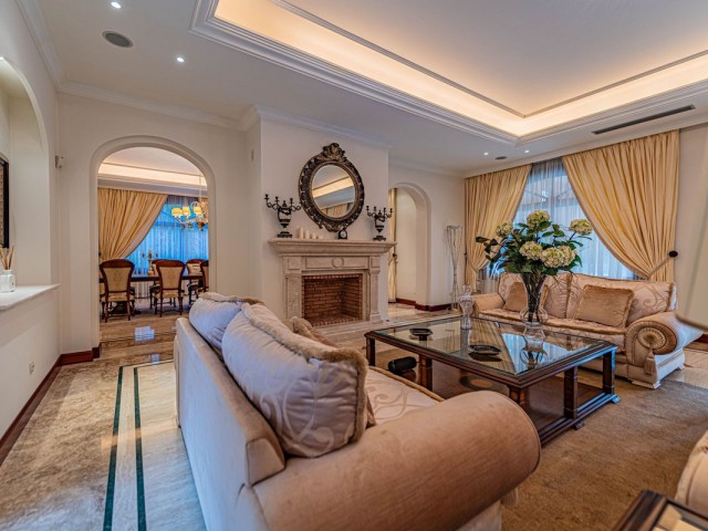 8 Bedrooms Villa in Guadalmina Baja