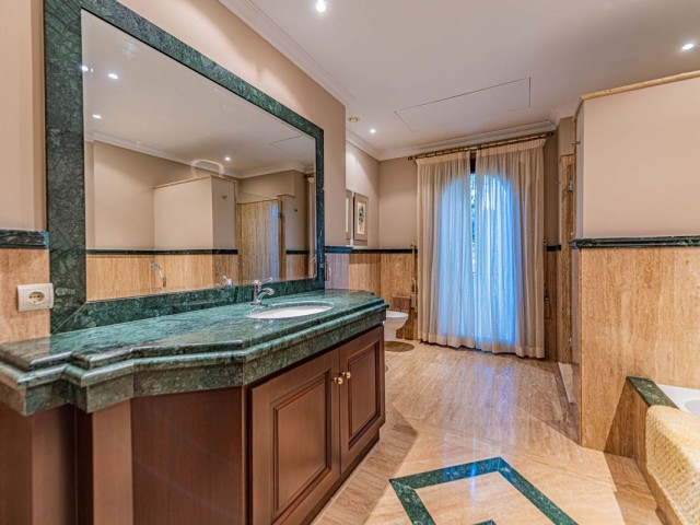 8 Bedrooms Villa in Guadalmina Baja