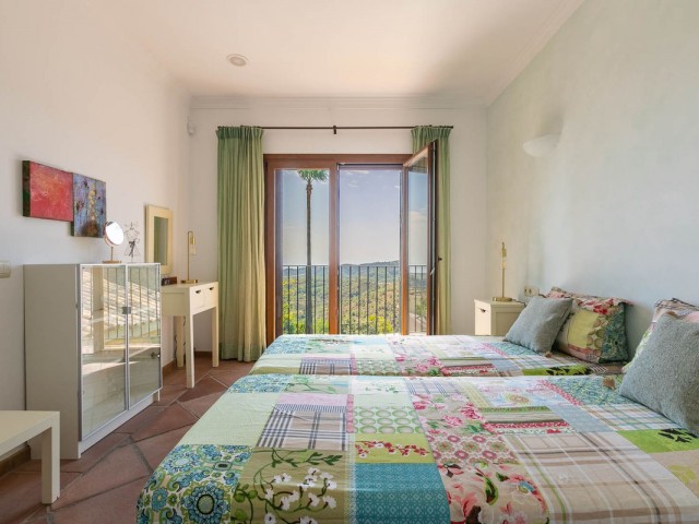 5 Bedrooms Villa in Benahavís