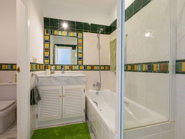 5 Bedrooms Villa in Benahavís