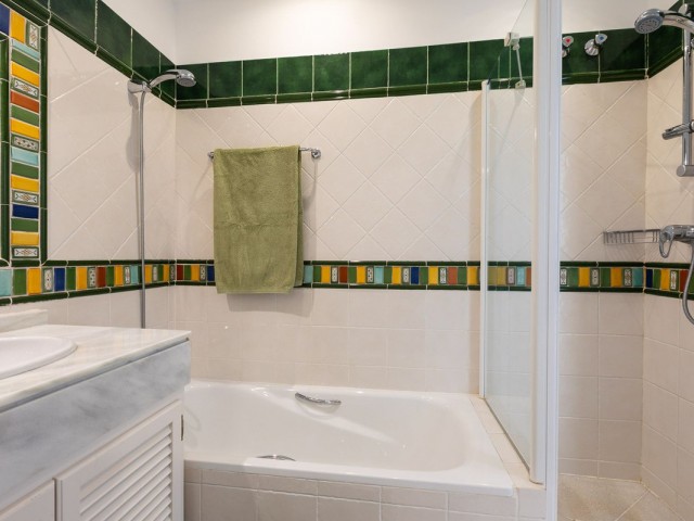 5 Bedrooms Villa in Benahavís