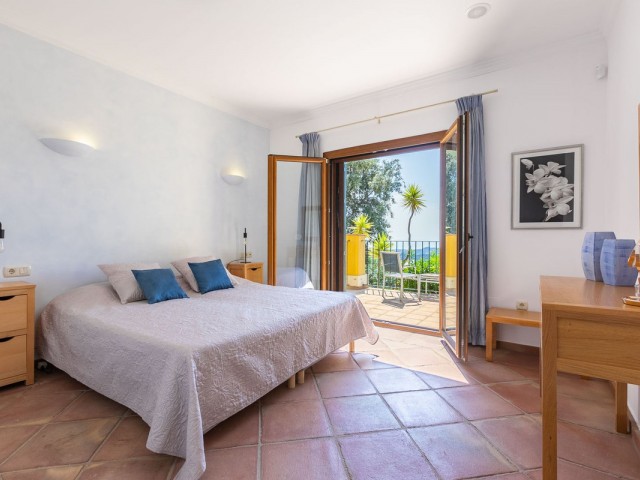 5 Bedrooms Villa in Benahavís