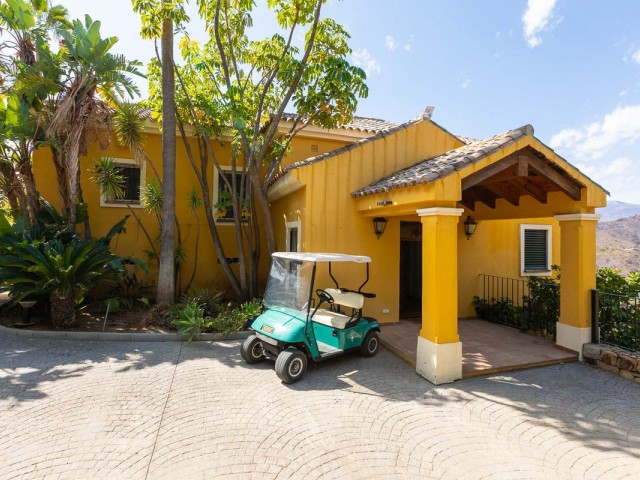 5 Bedrooms Villa in Benahavís