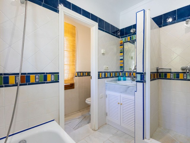 5 Bedrooms Villa in Benahavís