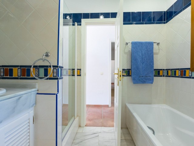 5 Bedrooms Villa in Benahavís