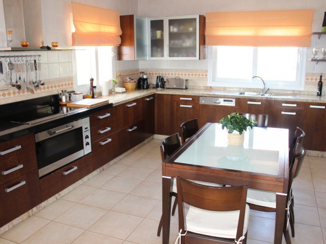 Villa, Artola, R3989923