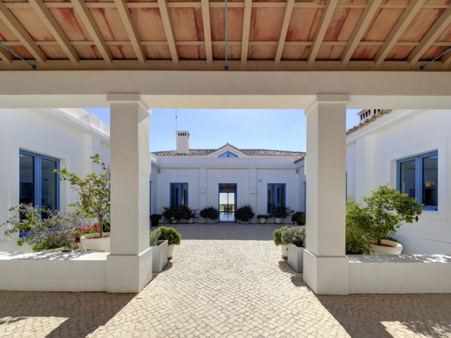 5 Bedrooms Villa in Benahavís