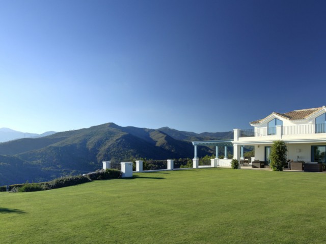5 Bedrooms Villa in Benahavís